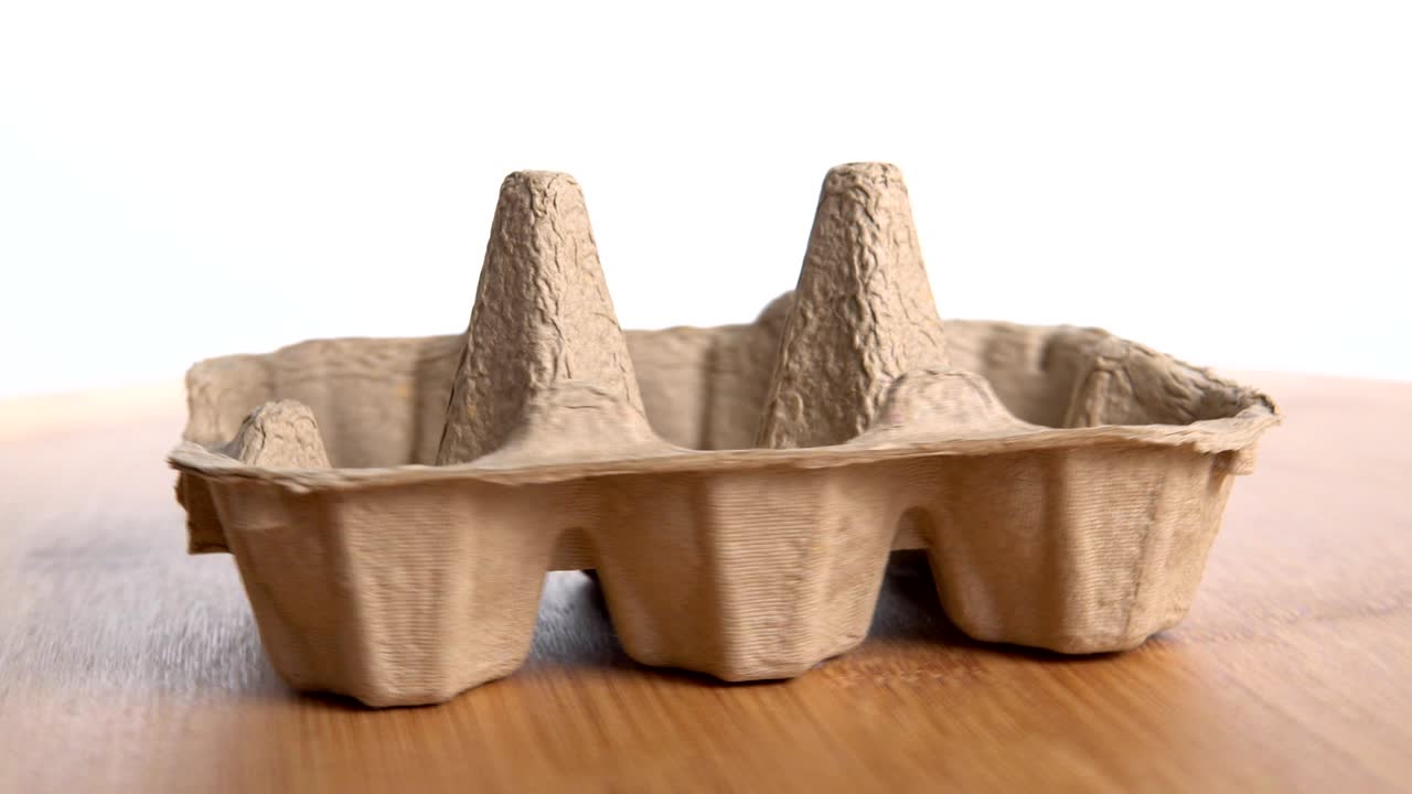 달 종이 트레이에 있는 여섯 개의 달이 나타나고 회전 테이블에 하나씩 사라집니다.