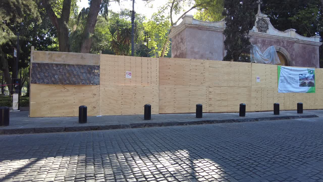 el parque jardin centenario está amurallado debido al cierre de covid-19, ciudad de méxico, méxico