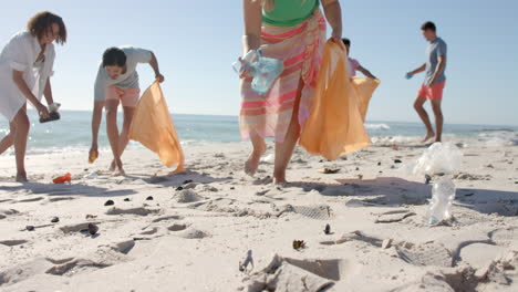 Diversos-Voluntarios-Limpian-Una-Playa,-Con-Espacio-Para-Copiar