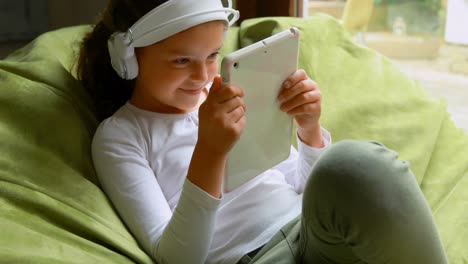 Mädchen-Nutzt-Digitales-Tablet-Zu-Hause-4k