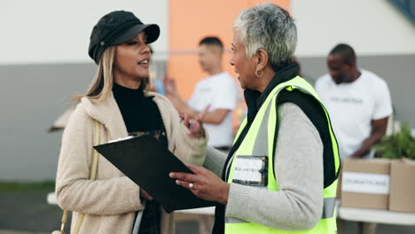mujer voluntaria, lista de verificación de gerentes