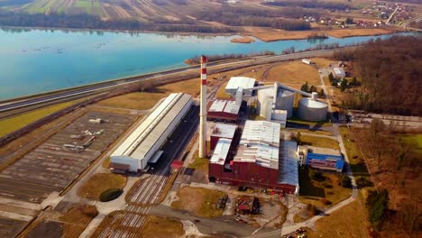 impresionantes imágenes de drones en 4k de la fábrica de azúcar en ormož en prlekija