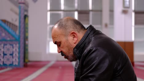 musulmán girando la cabeza en la mezquita