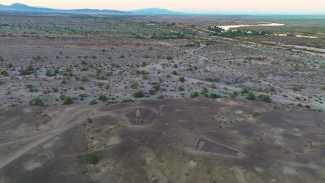 volando sobre el desierto de sonora durante el día para revelar los dibujos de blythe en el suelo del desierto, antiguos geoglifos civiles