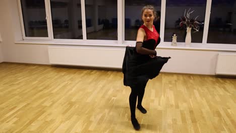 bailarina profesional a cámara lenta actuando en la pista de baile
