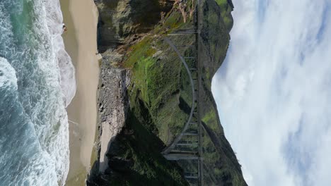 El-Asombroso-Terreno-Que-Rodea-Uno-De-Los-Puentes-Icónicos-A-Lo-Largo-De-La-101-Cerca-De-Big-Sur,-California.