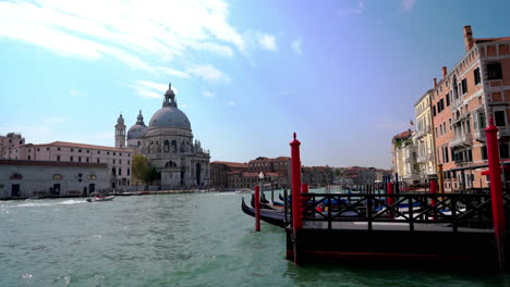 View-from-a-bridge---Gondoliers-and-ferrys-are-passing-by-in-Venice,-Italy