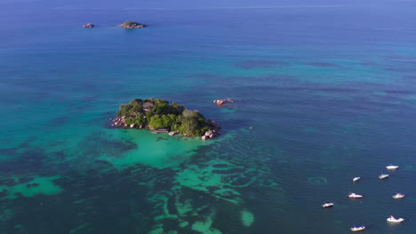 pequeñas islas en el medio del océano índico.