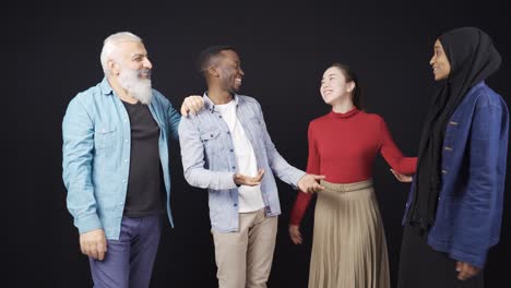 Grupo-De-Amigos-De-Diferentes-Razas-Charlando-Y-Divirtiéndose.-Son-Amigables-Y-Felices.