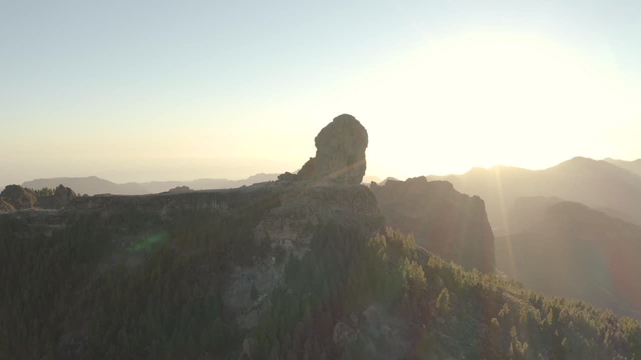 hermoso dron disparado a la hora dorada con destello de lente de un panorama montañoso con bosque de roque nublo, gran canaria