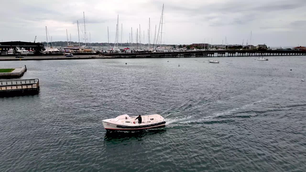 뉴포트 로드 아일랜드에서 낚시 보트 항해