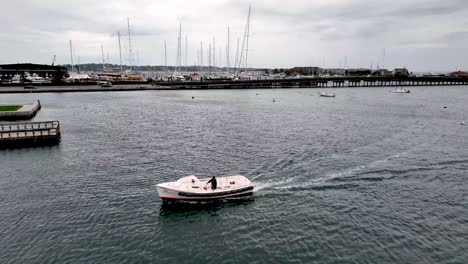 barco de pesca navega en newport rhode island