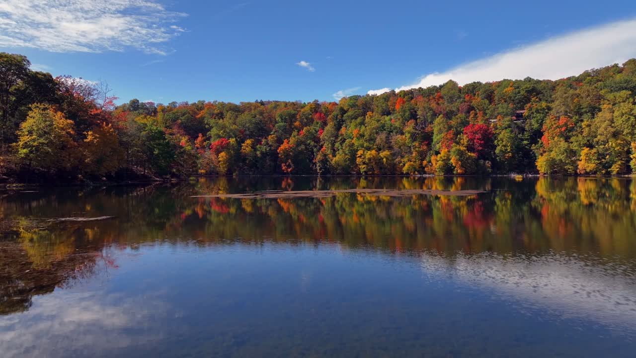 북부 뉴욕의 가을 단풍 동안 형형색색의 나무로 둘러싸인 반사 호수 위로 공중 전망
