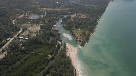 vista aérea inclinada hacia arriba de koh chang klong prao pueblo playa costa selva