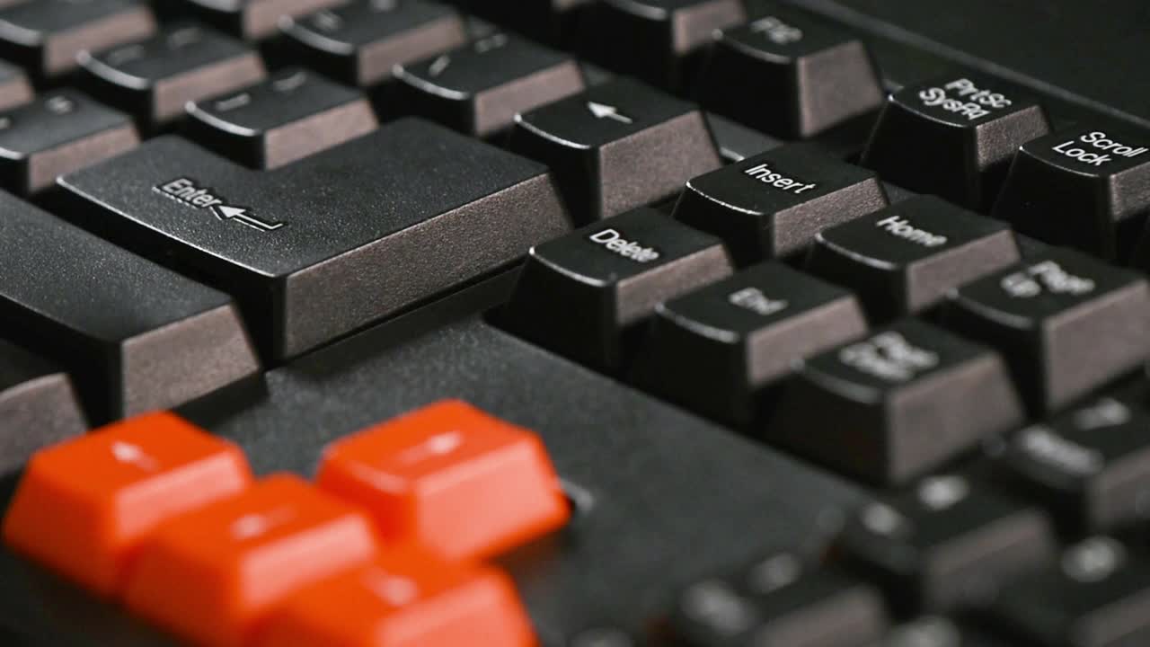 presionando "enter" en un teclado de computadora de color negro