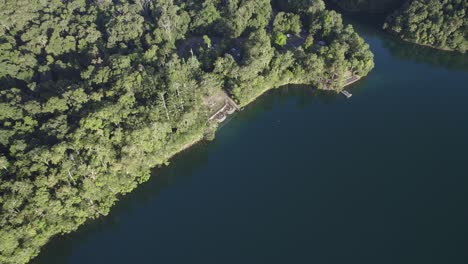 lago eacham con exuberante selva tropical en la meseta atherton de queensland en australia - vista aérea de arriba hacia abajo