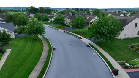 Vorstadtstraße,-Gesäumt-Von-üppigen-Grünen-Bäumen-Und-Einfamilienhäusern