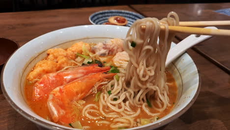 Sopa-De-Fideos-Ramen-De-Camarones-Con-Albóndigas-Wonton-Chinas-En-Un-Restaurante-En-Singapur