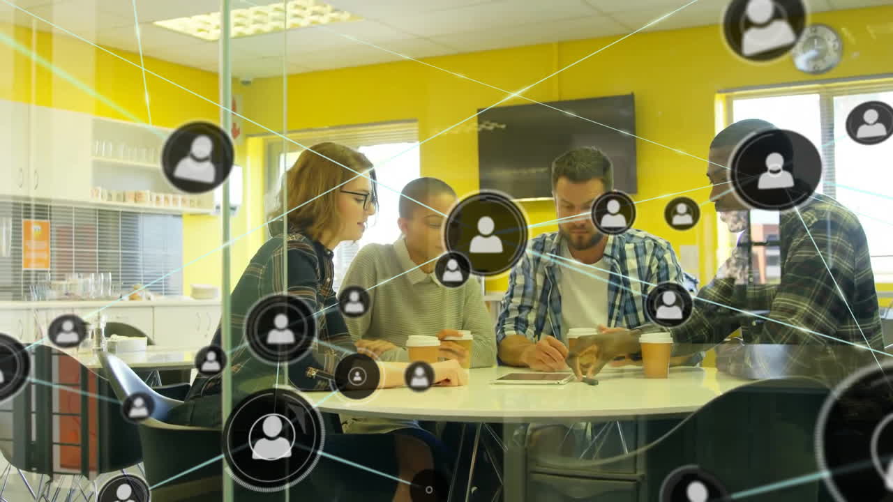 animación de la red de conexiones con iconos sobre diversas personas de negocios en la oficina