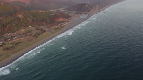 toma aérea panorámica sobre el océano y la costa de oregon