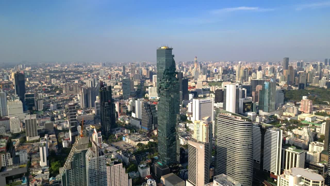 toma de drone de mahanakhon tower skywalk, azotea, en bangkok, área de silom, distrito comercial, centro de la ciudad