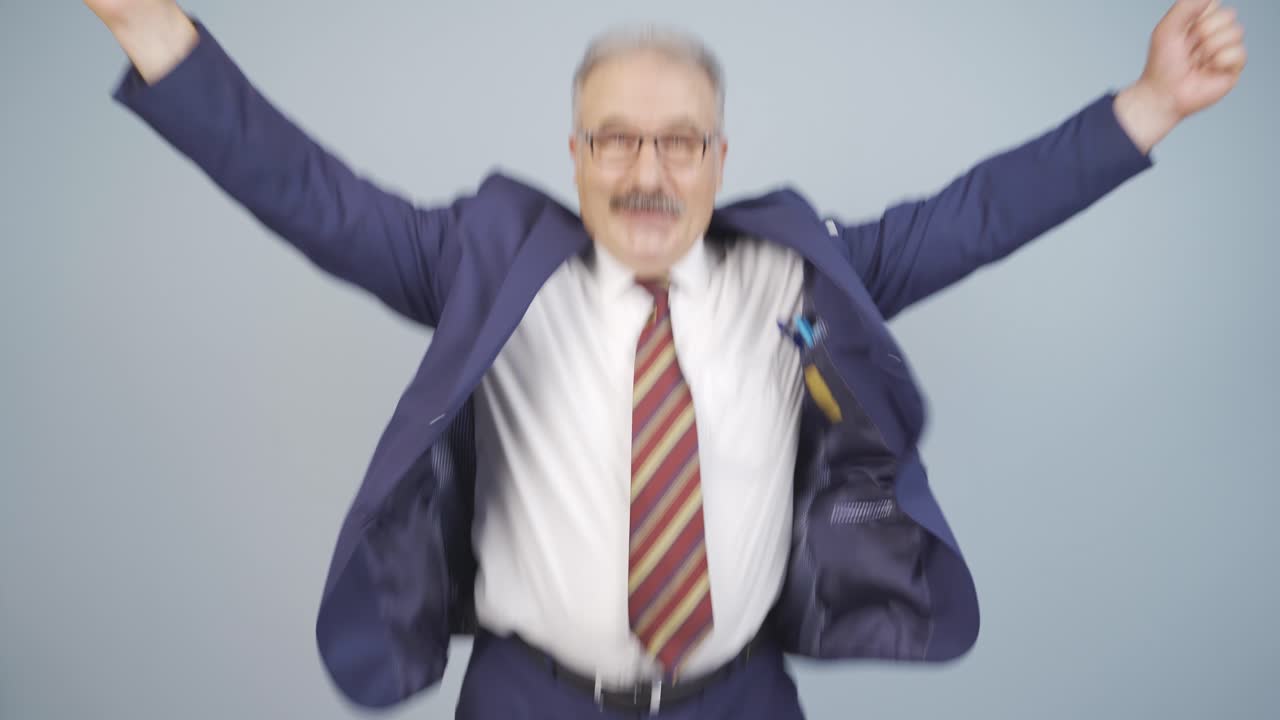 бизнесмен радуется.