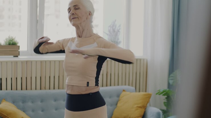 Mulher idosa fazendo exercícios em casa