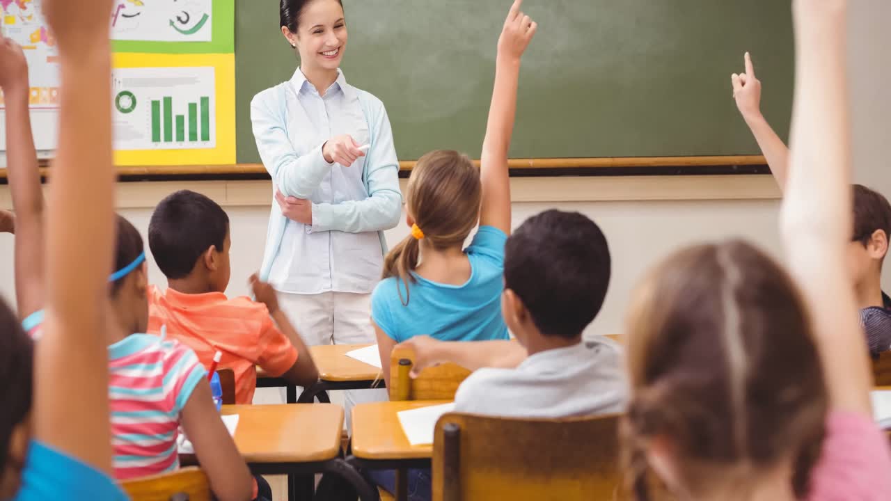 animación de una maestra de escuela sonriente en el aula con los niños levantando las manos