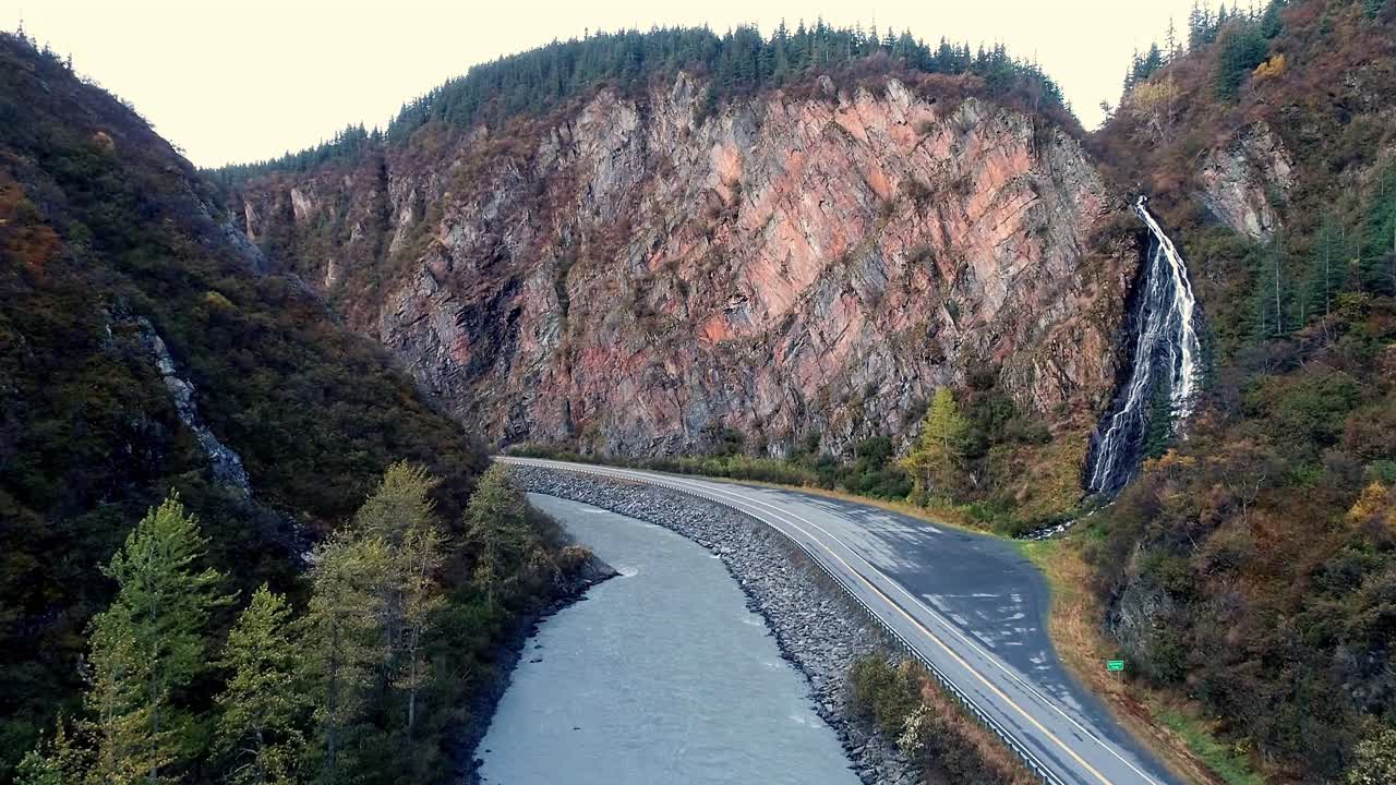 video aéreo de 4k 60 fps moviéndose a través del cañón keystone, en el camino a valdez, alaska