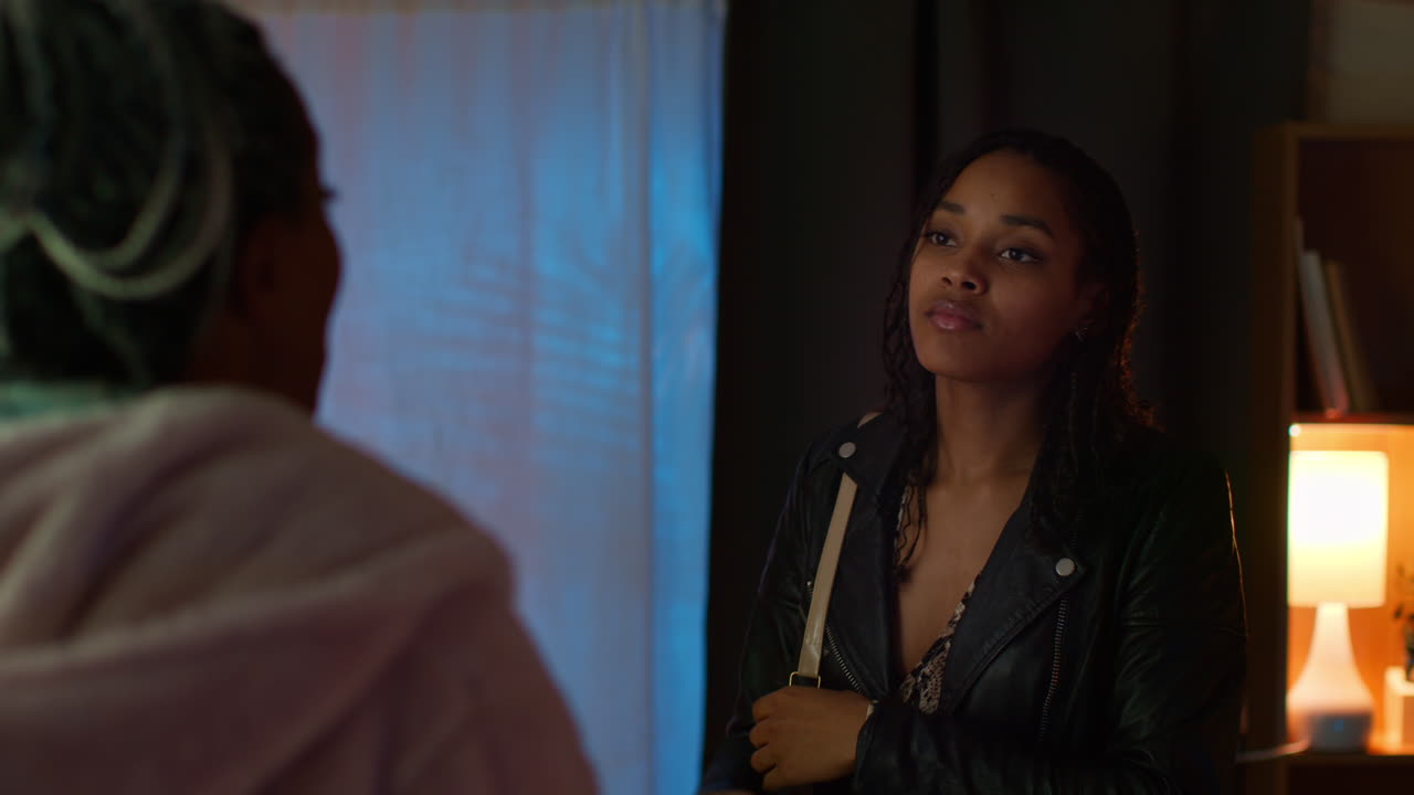 conversación entre dos mujeres