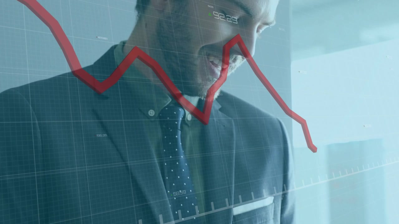 Animação de processamento de dados estatísticos sobre empresário caucasiano usando tablet digital no escritório
