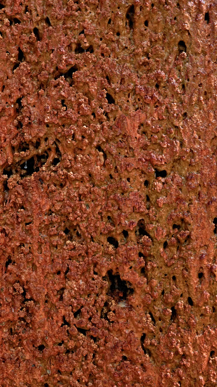 Tekstur af natursten i varme nuancer, der fremhæver skønheden ved jordens skorpe og geologiske formationer i en abstrakt stil.