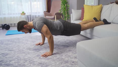 el hombre deportivo está entrenando en casa.