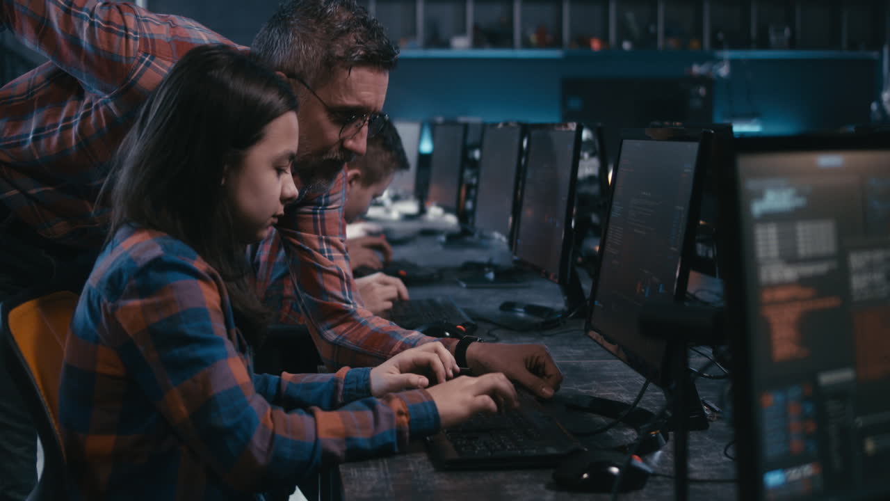 Teacher Guiding Students in a Computer Science Class