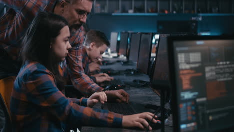 Teacher Guiding Students in a Computer Science Class
