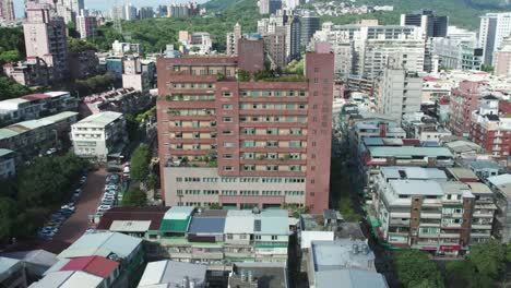 Toma-Aérea-Del-Centro-Médico-Guandu-En-Medio-Del-Paisaje-De-Taipei