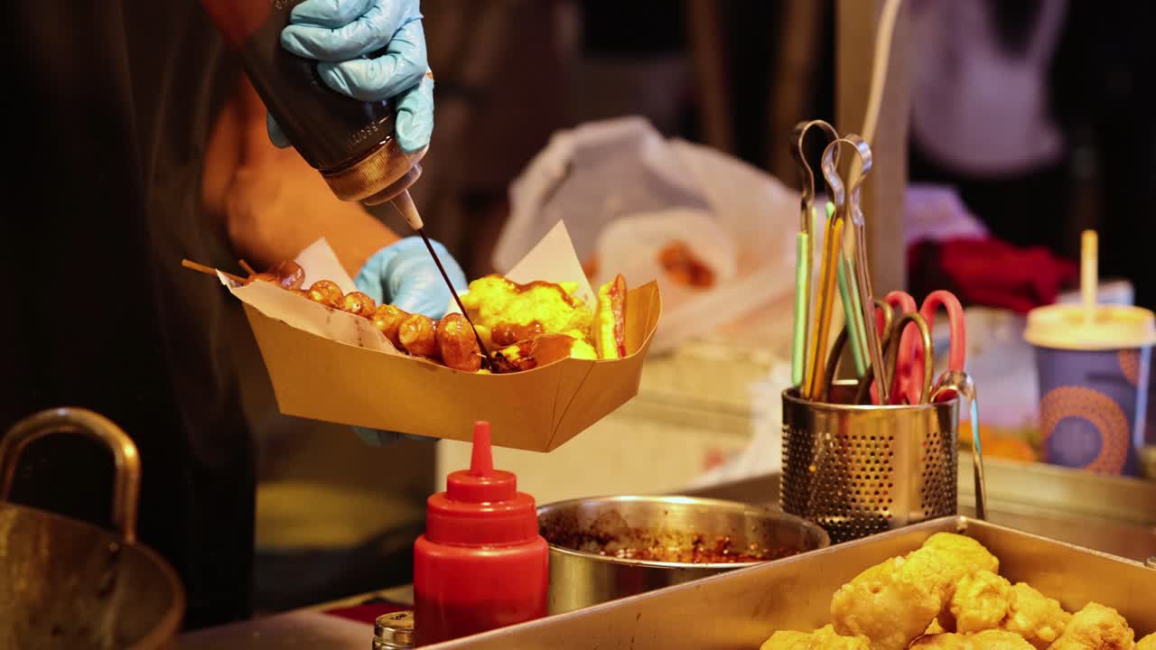 vendedor prepara y sirve comida callejera en hong kong