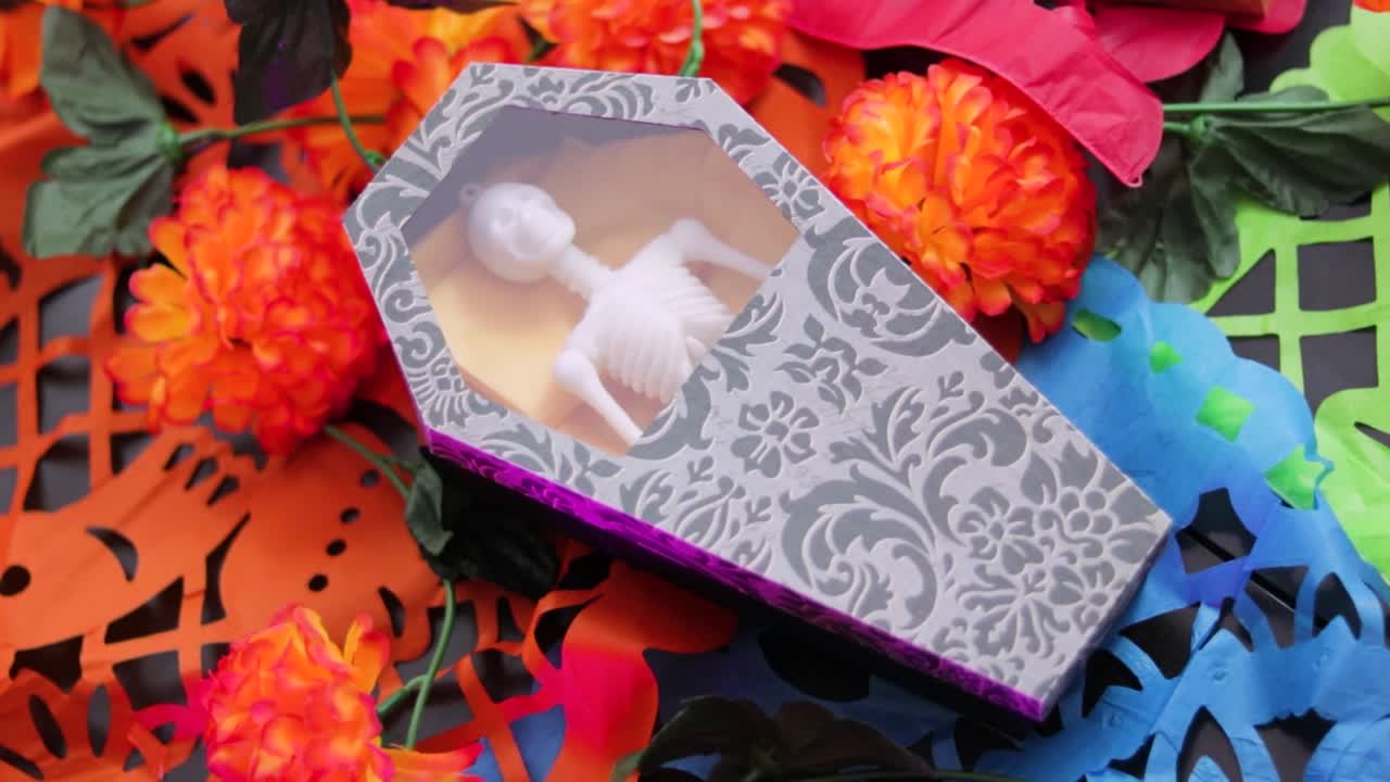 esqueleto en una decoración de ataúd, día de las artes del papel muerto