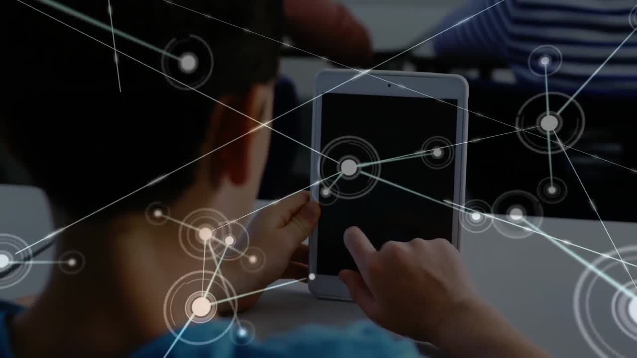 디지털 태블릿을 사용하는 소년에 대한 연결 네트워크