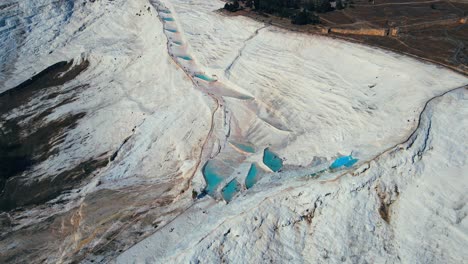 vídeo aéreo 4k de un drone de una atracción turística pamukkale, piscina natural con agua azul, mineral calcáreo de pavo