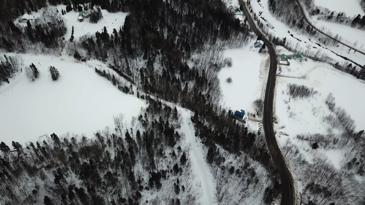 캐나다  주 세인트 존 만 (saint john's cove) 을 드러내는 사구네 (saguenay) 의 앙스 세인트 장 (l'anse saint-jean) 의 겨울 도로의 드론 촬영