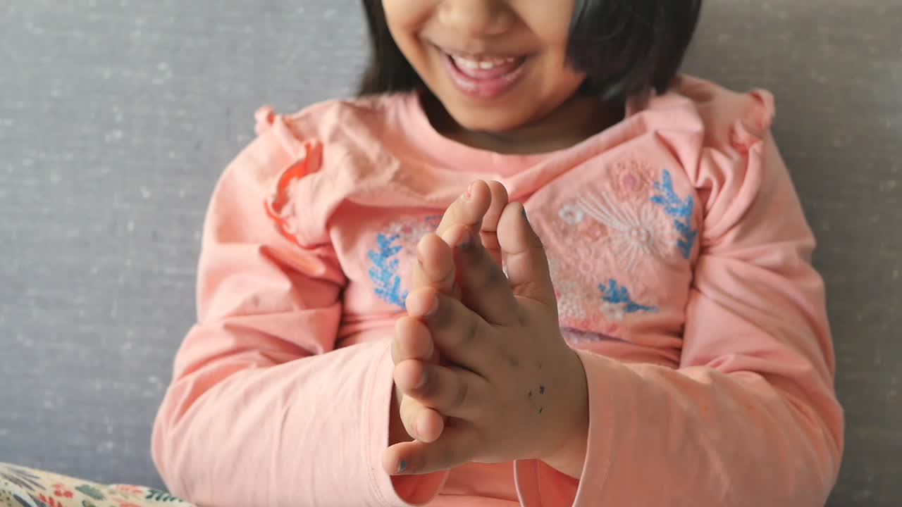 niño feliz aplaudiendo las manos