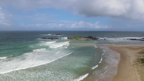 Paisaje-Nublado-Sobre-El-Paisaje-Marino-Con-Promontorio-Rocoso-Y-Olas-Espumosas-En-La-Playa-Sawtell-En-Nueva-Gales-Del-Sur,-Australia