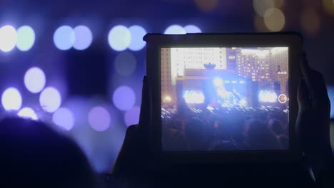 In-Der-MSU-Moskau-Sind-Wir-Zusammen-Bei-Einem-Konzert-Der-Musikgruppe-Kino.-Junges-Mädchen-Nimmt-Videos-Auf-Dem-Tablet-Auf