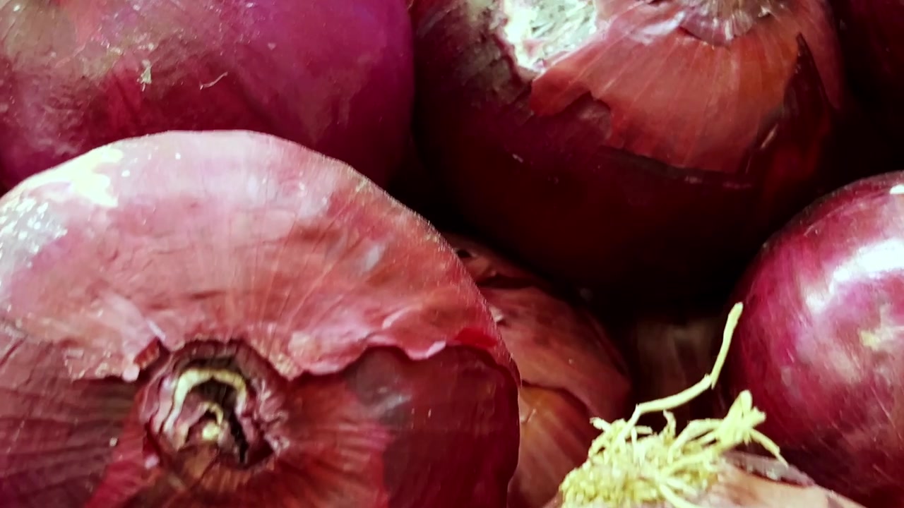 Primo piano di cipolle rosse, che mostra consistenza e freschezza, concetto culinario.