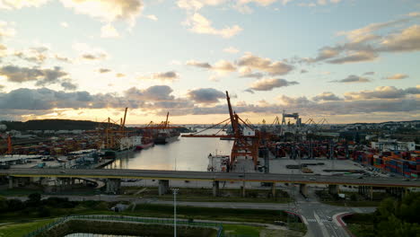 puerto de gdynia, silueta de grúas durante la puesta de sol, antena