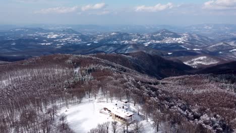 la belleza panorámica de la cabaña de chumerna: una escapada de invierno en bulgaria