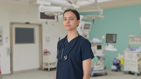 retrato de uma feliz médica indiana de mãos cruzadas