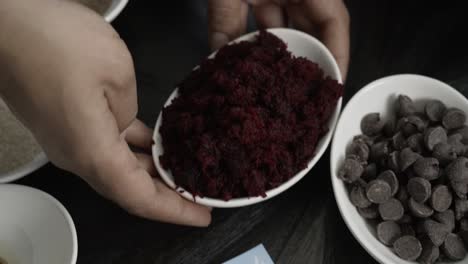 añadir pulpa de remolacha para hacer un cuenco blanco como base para muffins de pulpa deremolacha pastel vegetariano hornear