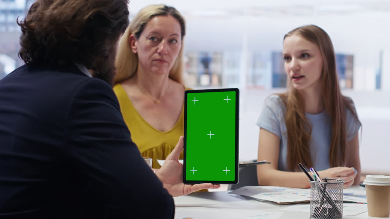 los clientes aprenden a tomar decisiones rentables del agente usando la tableta de maqueta